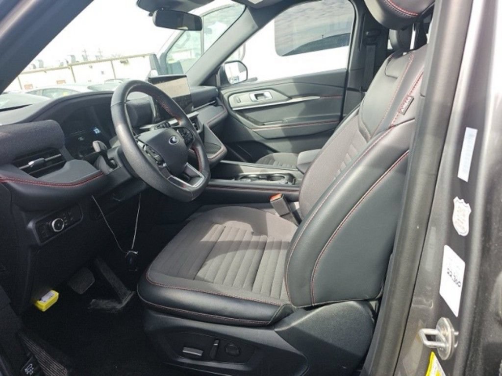 Used 2025 Ford Explorer ST-Line w/ ST-Line Street Pack AWD/4WD image 6