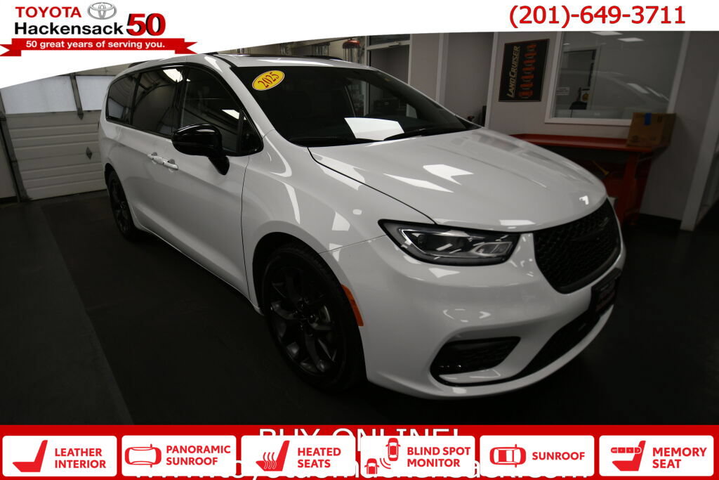 Used 2025 Chrysler Pacifica Limited FWD image 1