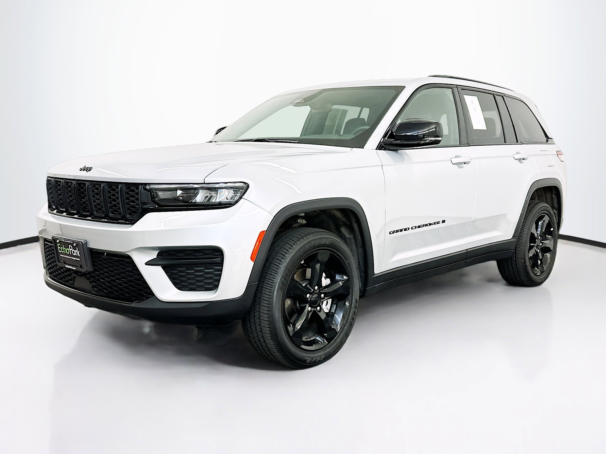 Used 2023 Jeep Grand Cherokee Altitude image 3