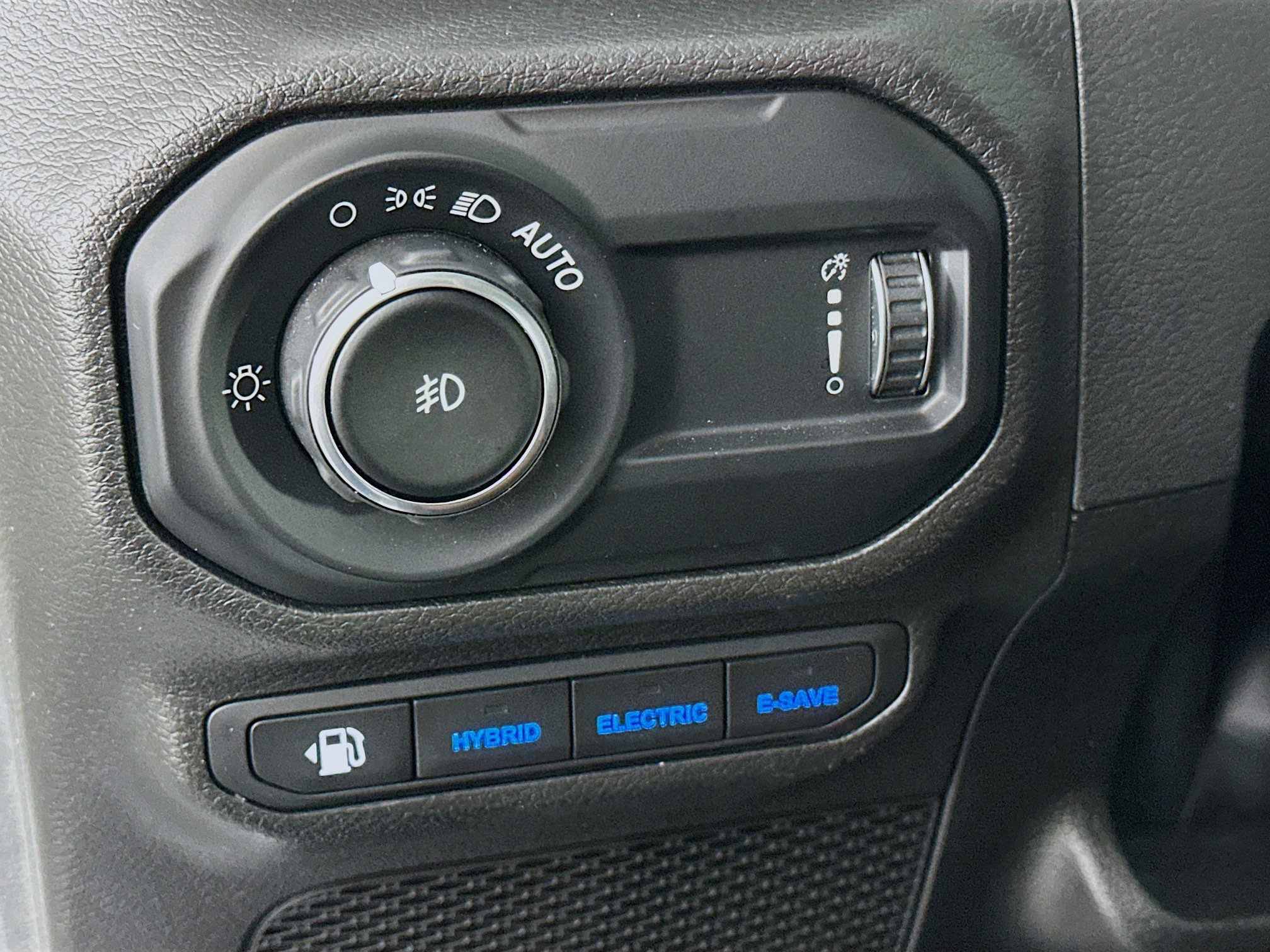 Used 2023 Jeep Wrangler Sahara w/ Cold Weather Group image 17