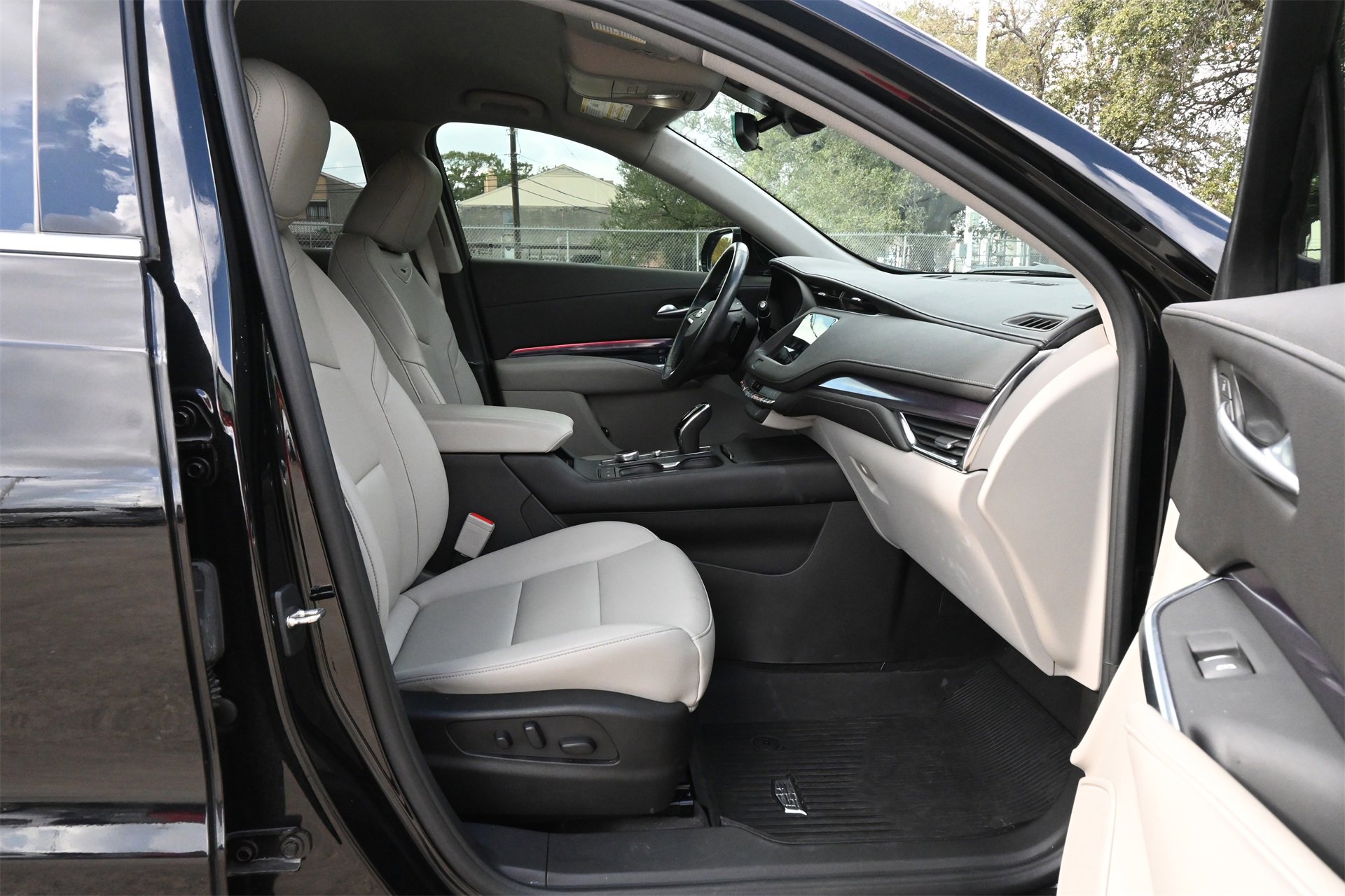 Certified 2023 Cadillac XT4 Luxury w/ Cold Weather Package image 25