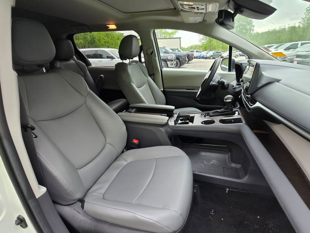 Used 2023 Toyota Sienna XLE FWD image 16