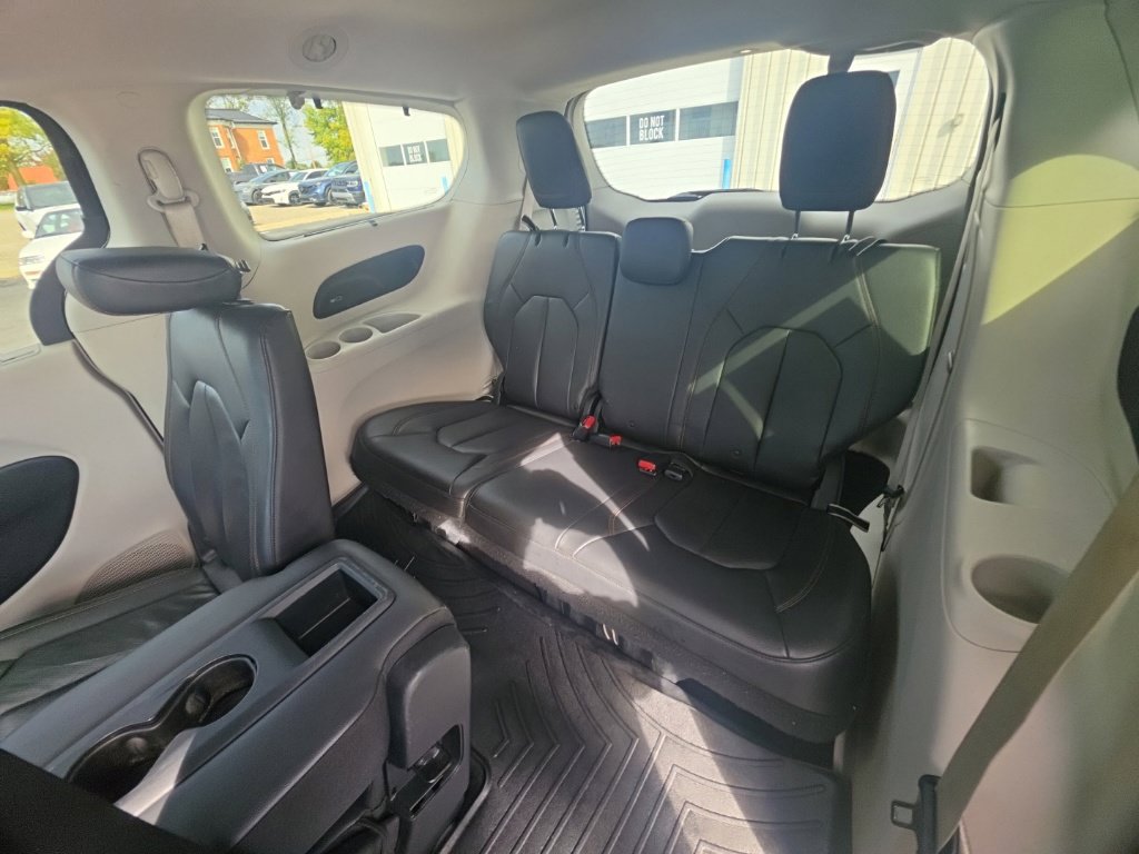 Used 2017 Chrysler Pacifica Touring-L Plus w/ Advanced Safetytec Group FWD image 29
