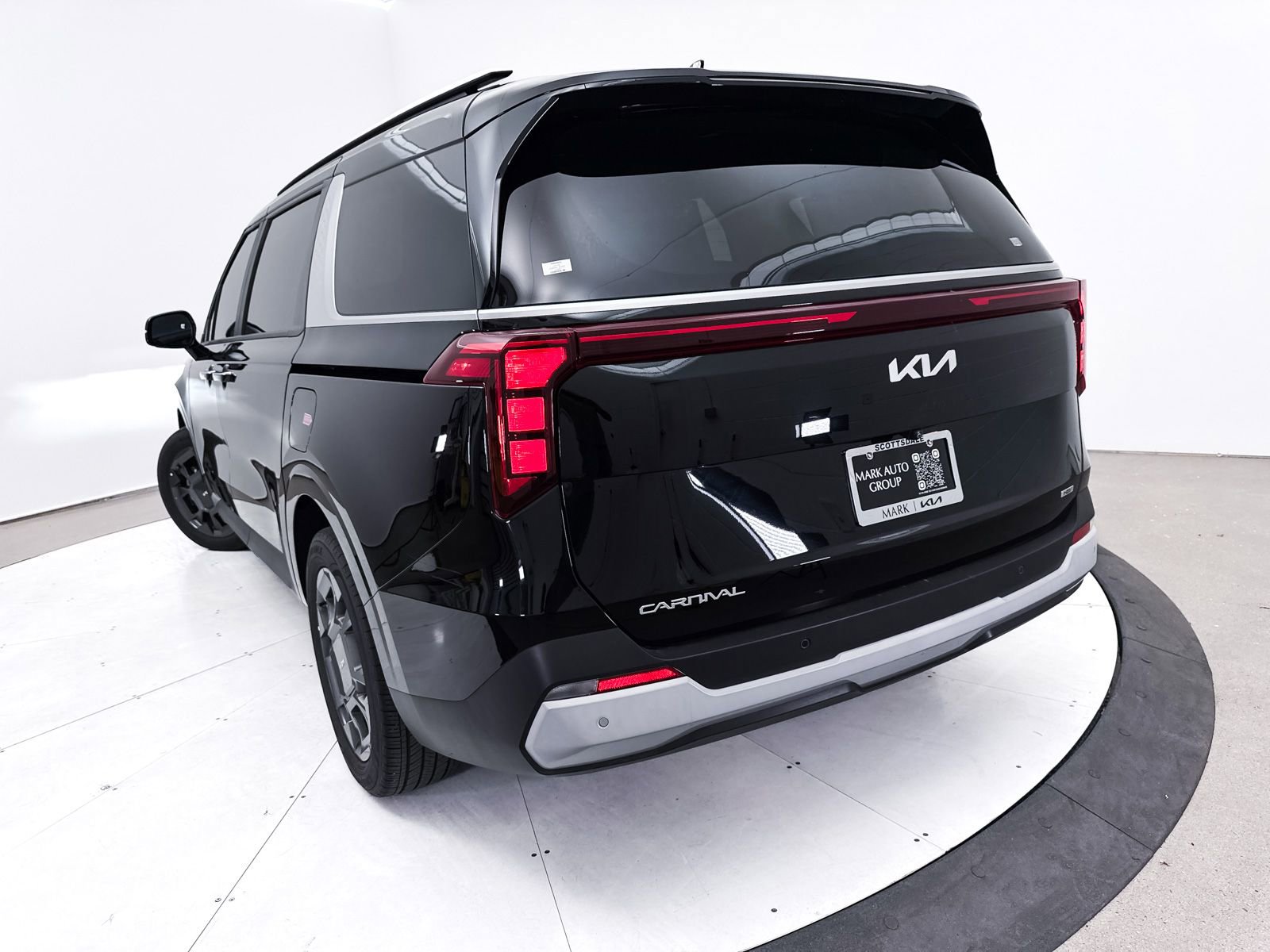 Used 2025 Kia Carnival EX image 7