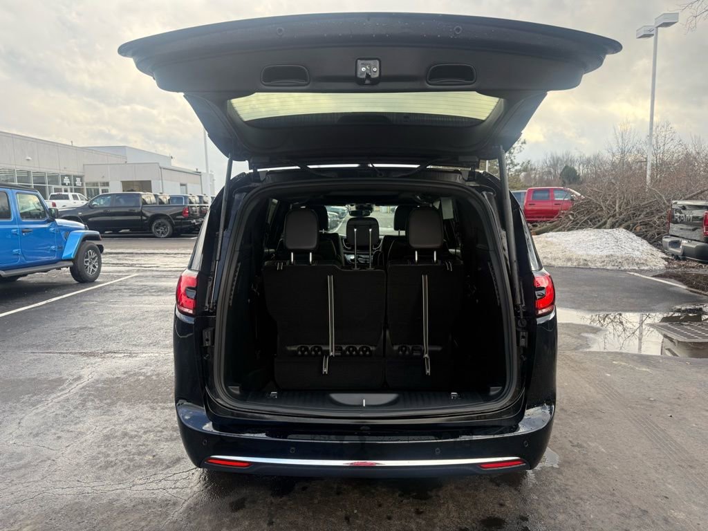 New 2025 Chrysler Pacifica Select image 36
