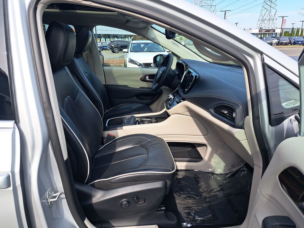 Used 2024 Chrysler Pacifica Limited FWD image 18