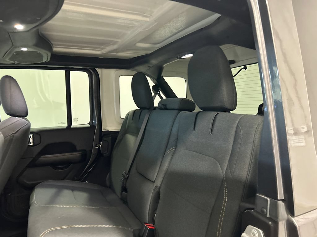 Used 2025 Jeep Wrangler Unlimited Sahara AWD/4WD image 31