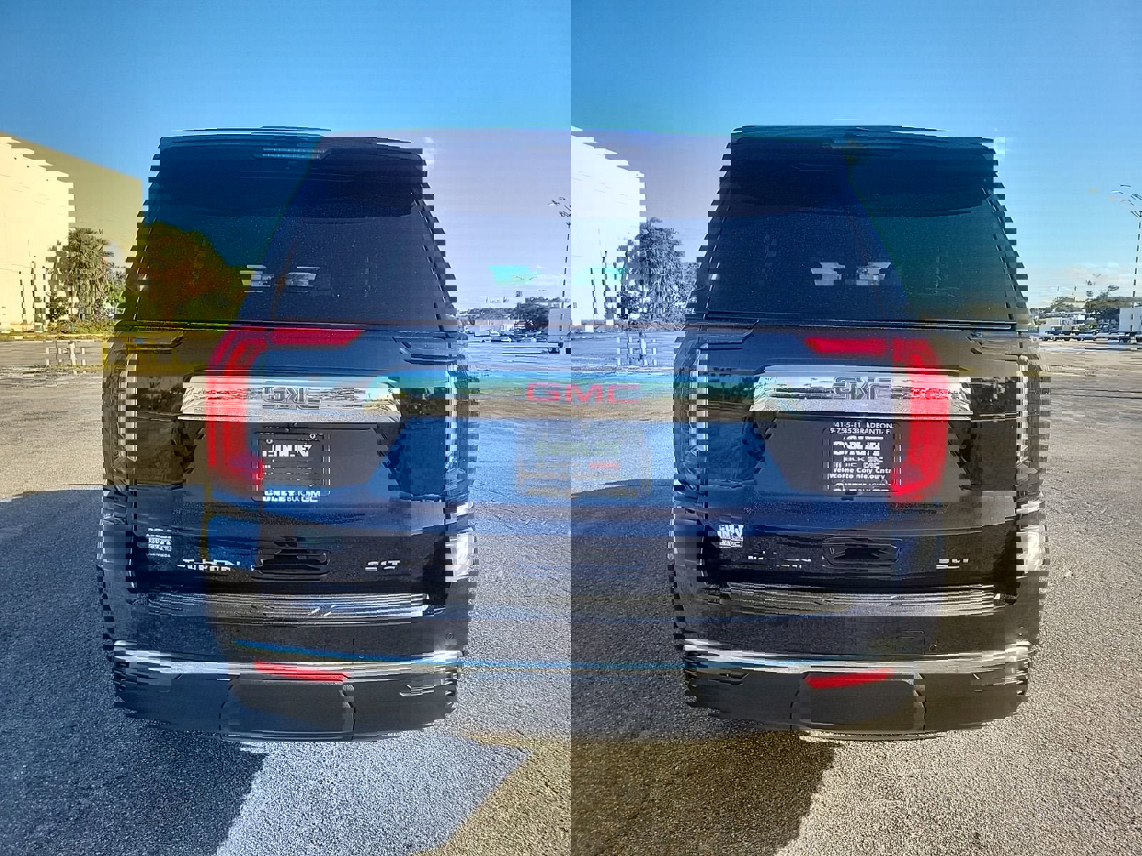 Used 2023 GMC Yukon SLT w/ SLT Luxury Package image 7