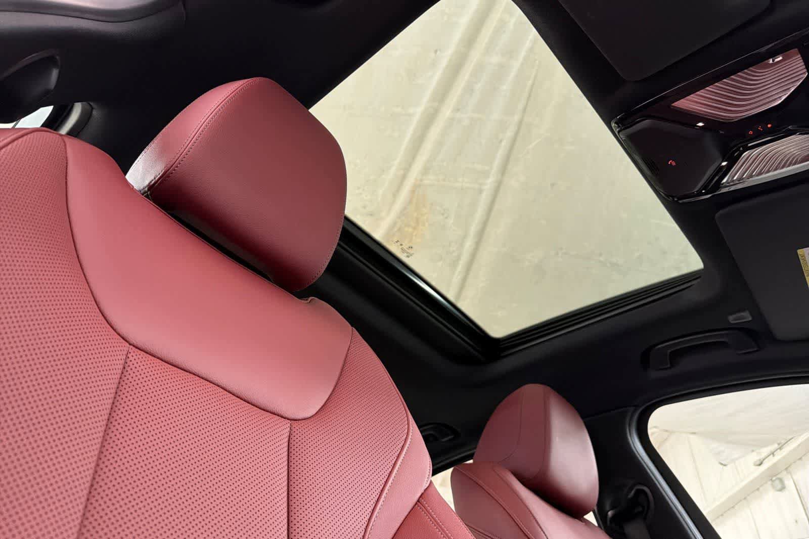 Used 2025 BMW 330i Sedan w/ Premium Package image 16