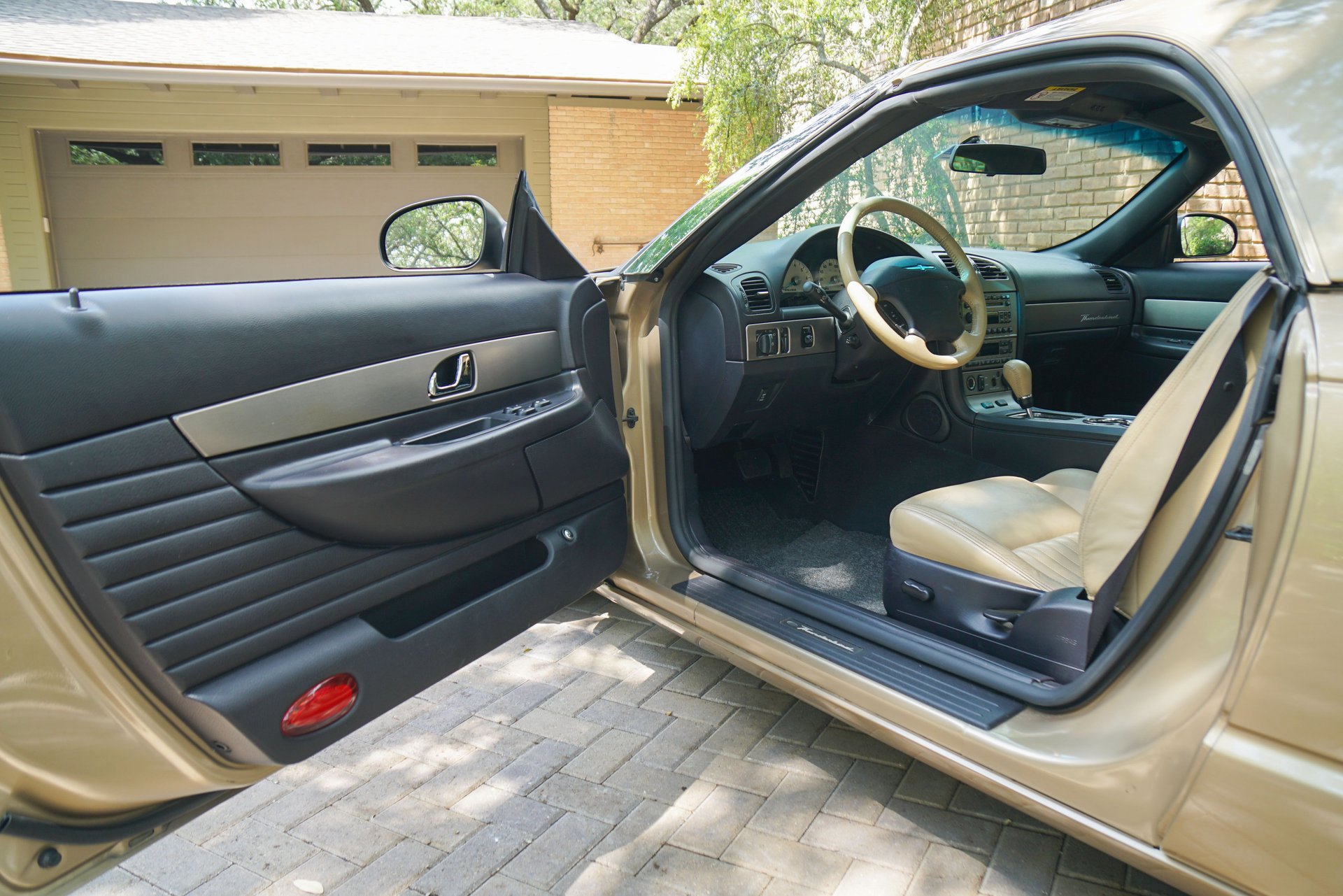 Used 2005 Ford Thunderbird 50th Anniversary RWD image 23