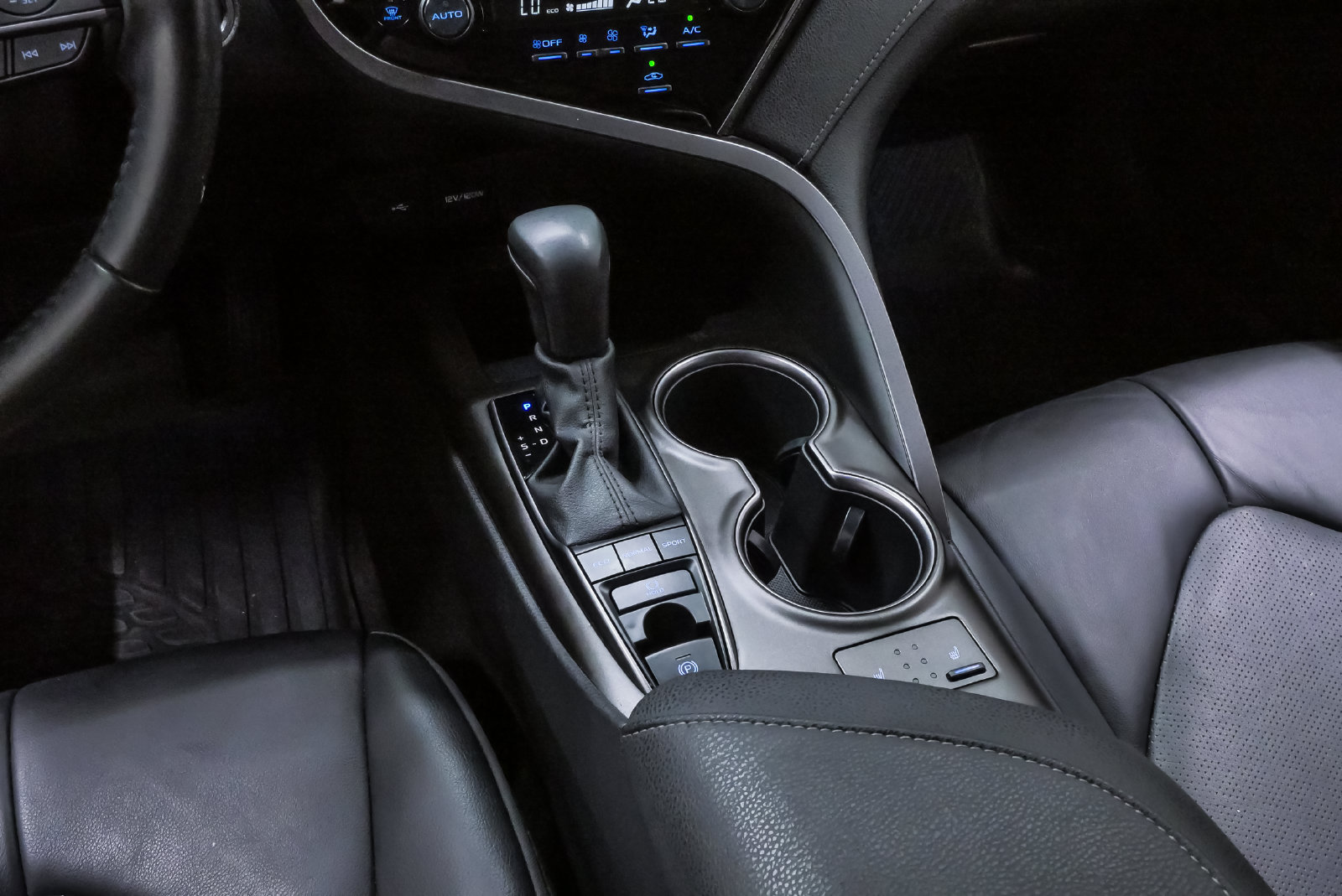 Used 2022 Toyota Camry XSE FWD image 18