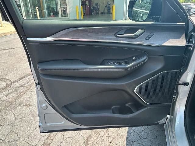 New 2025 Jeep Grand Cherokee Overland image 10