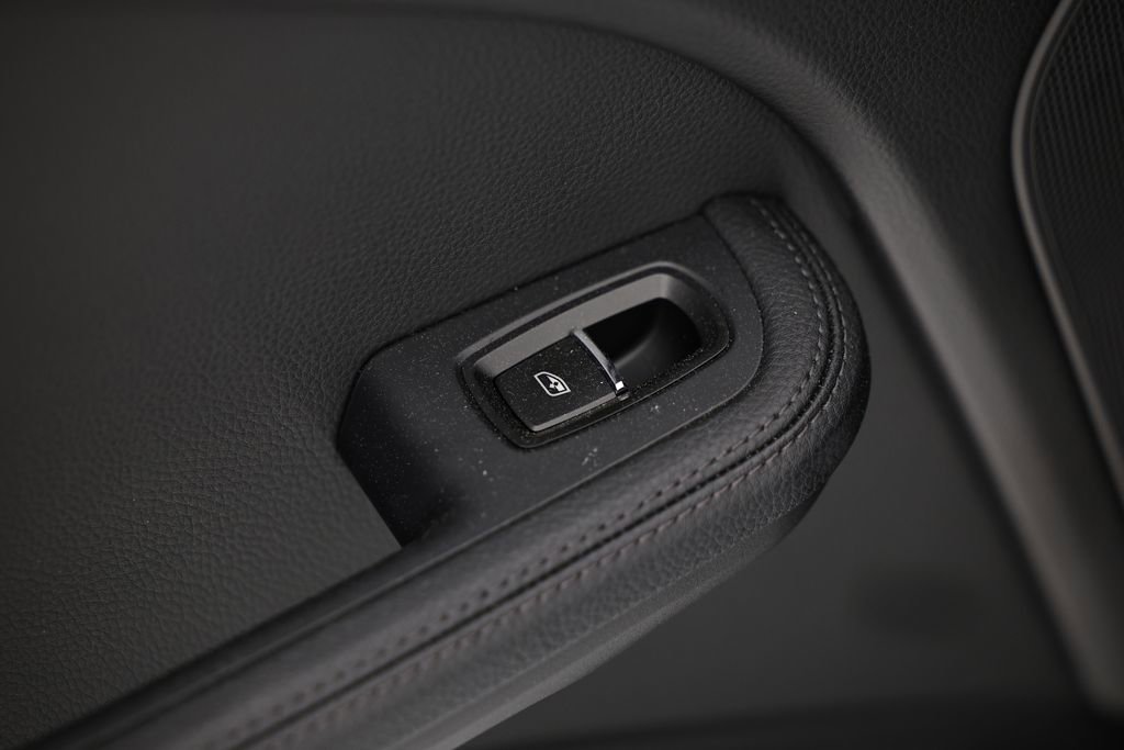 Certified 2026 Porsche Macan image 27