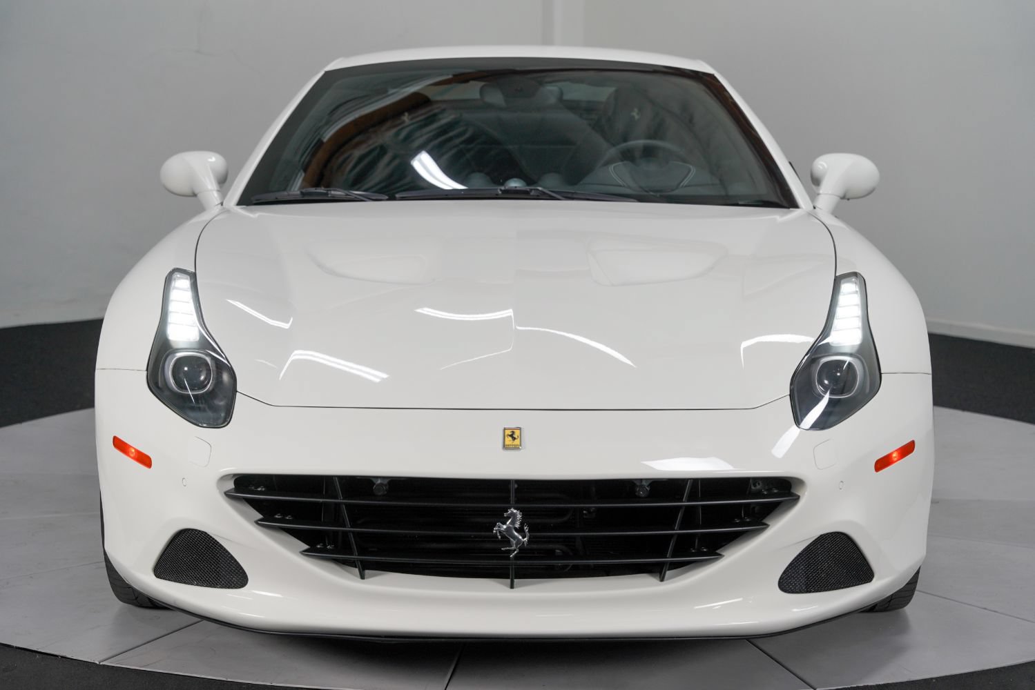 Used 2016 Ferrari California T RWD image 10