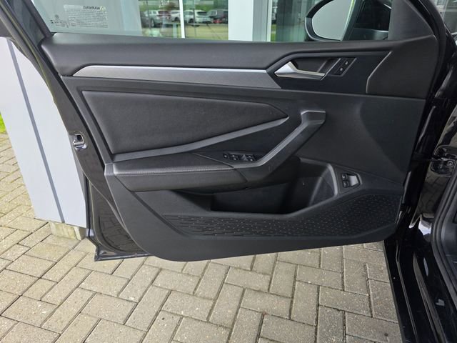 Used 2024 Volkswagen Jetta SE FWD image 17