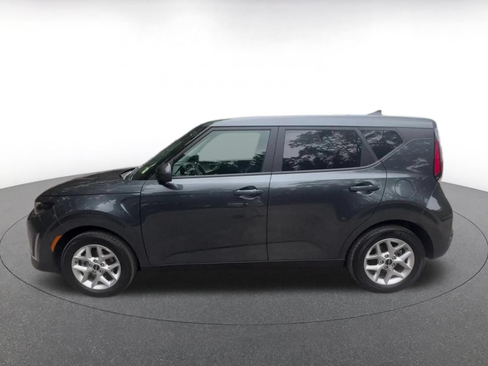 Used 2025 Kia Soul LX w/ LX Technology Package FWD image 9