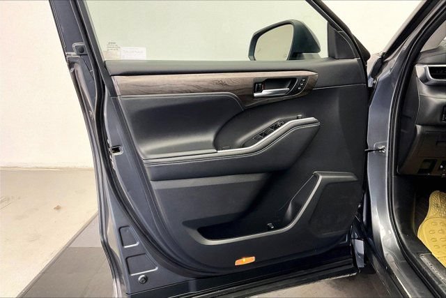 Used 2022 Toyota Highlander Platinum FWD image 26