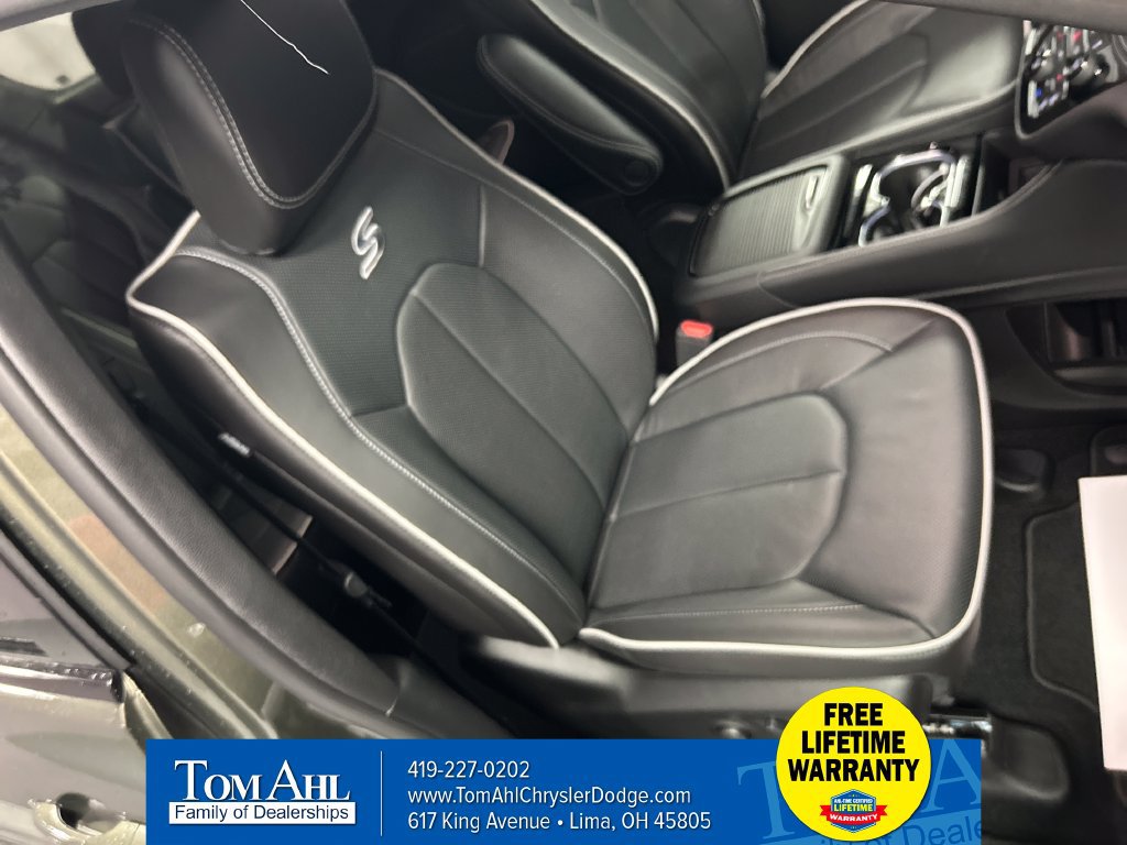 New 2027 Chrysler Pacifica Limited FWD image 24