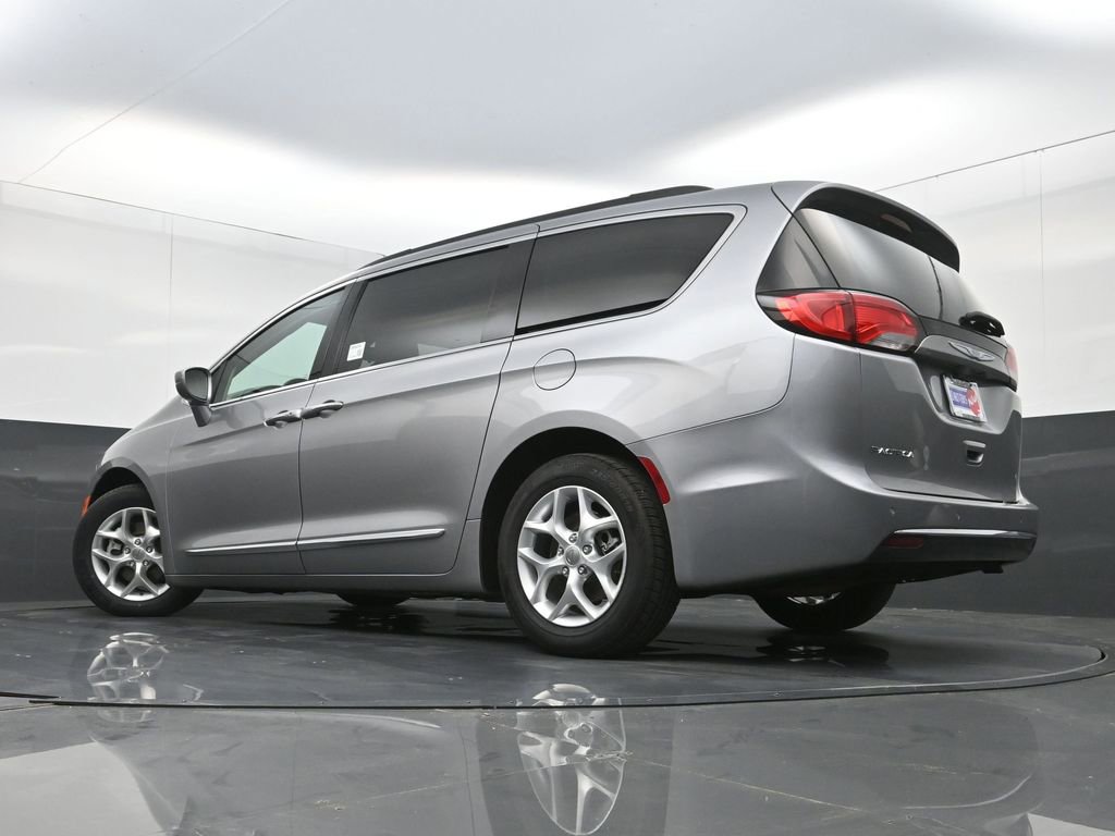 Used 2017 Chrysler Pacifica Touring-L w/ Tire & Wheel Group image 29