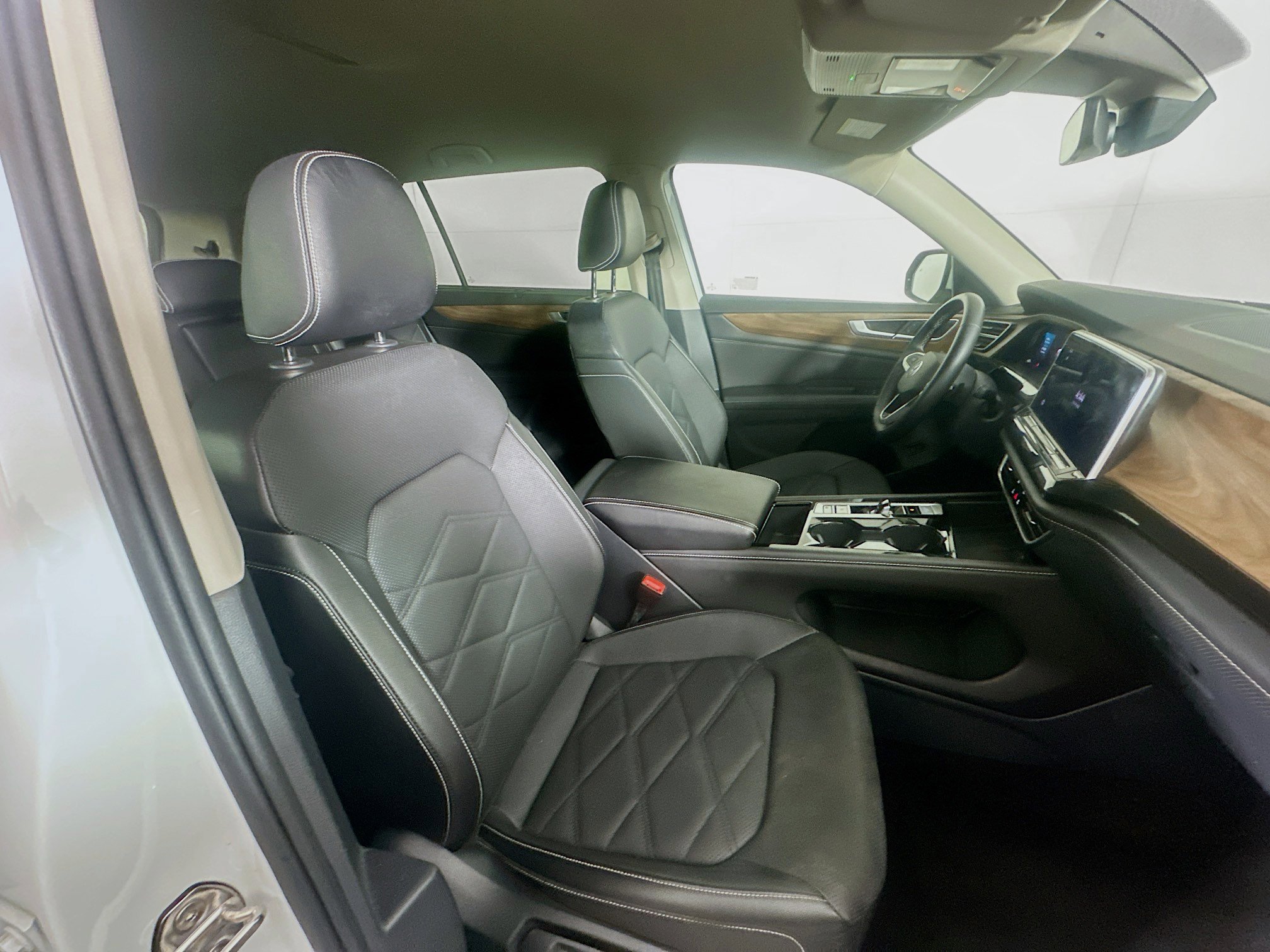 Used 2025 Volkswagen Atlas SE image 32