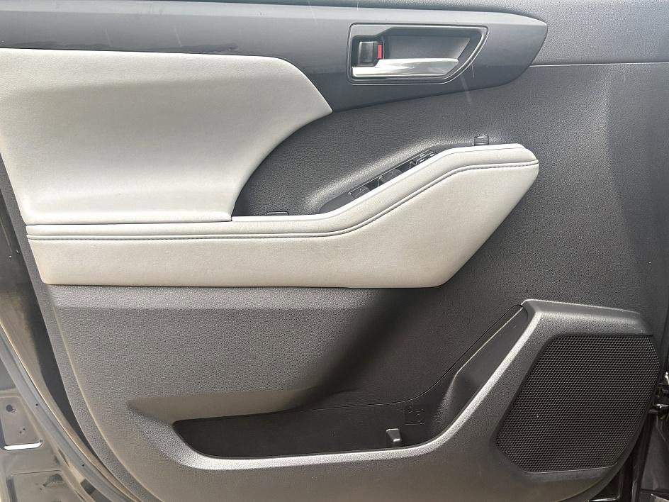 Used 2021 Toyota Highlander XLE image 17