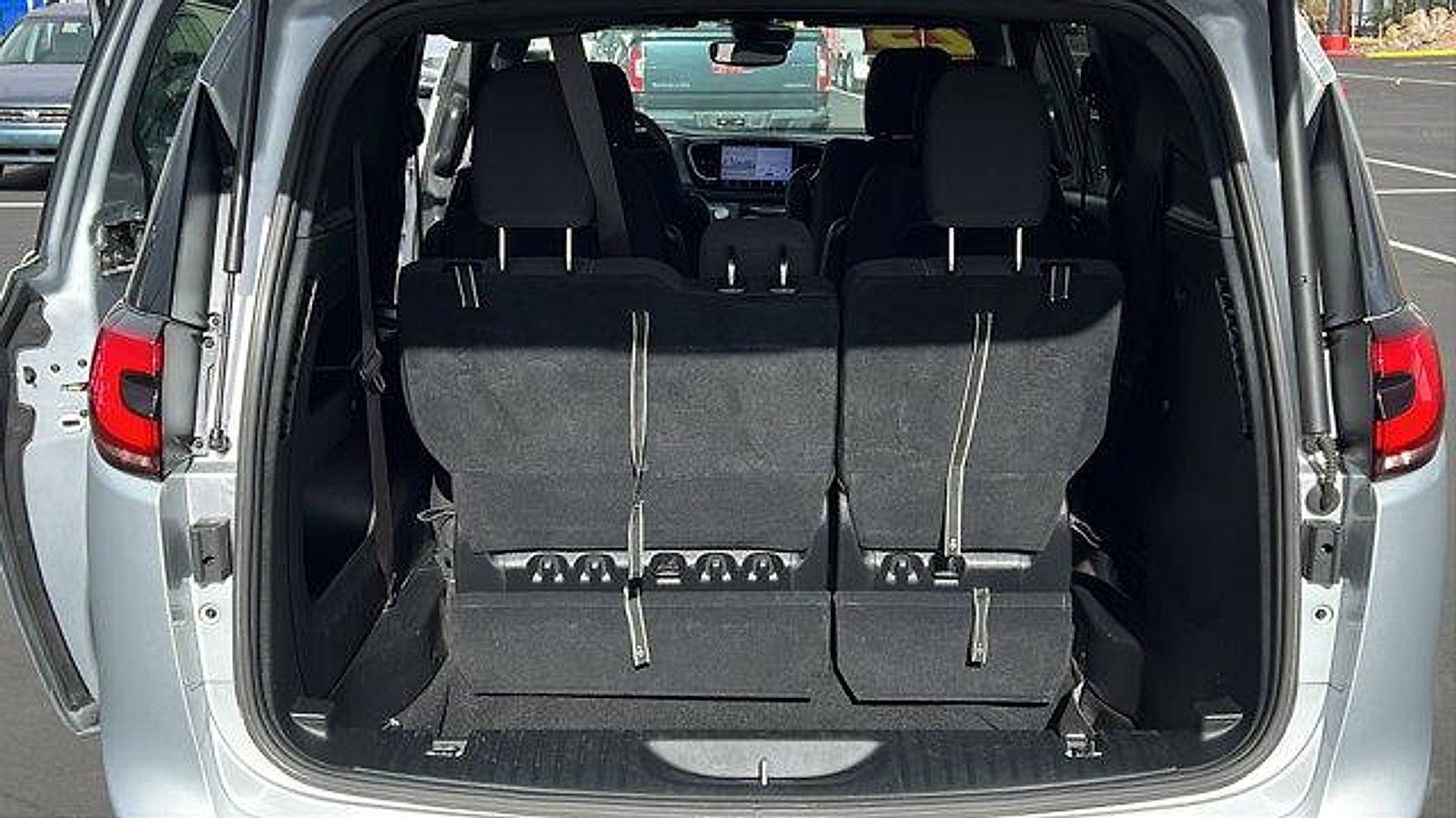 Used 2023 Chrysler Pacifica Touring image 11