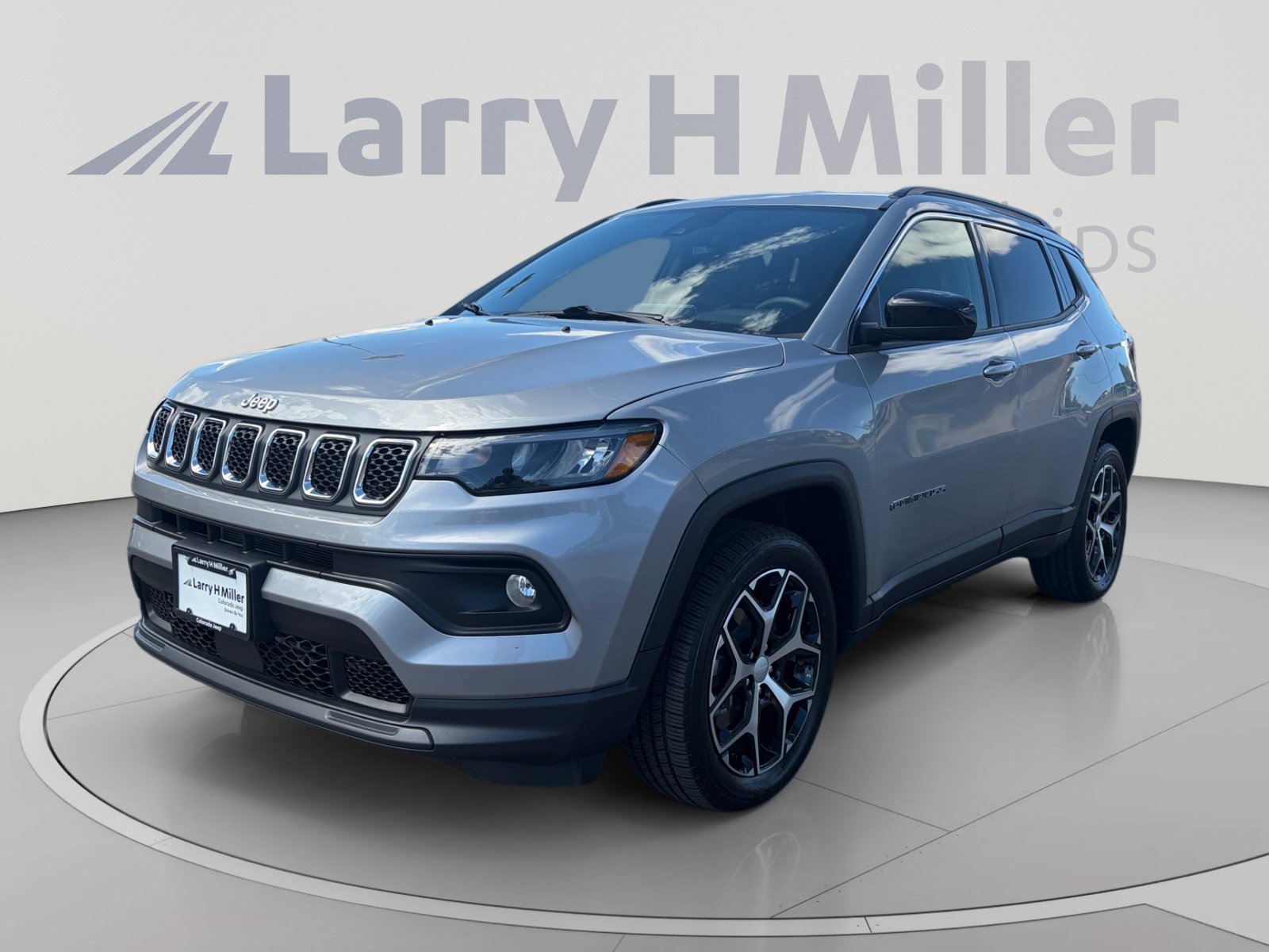 Used 2024 Jeep Compass Latitude AWD/4WD image 1