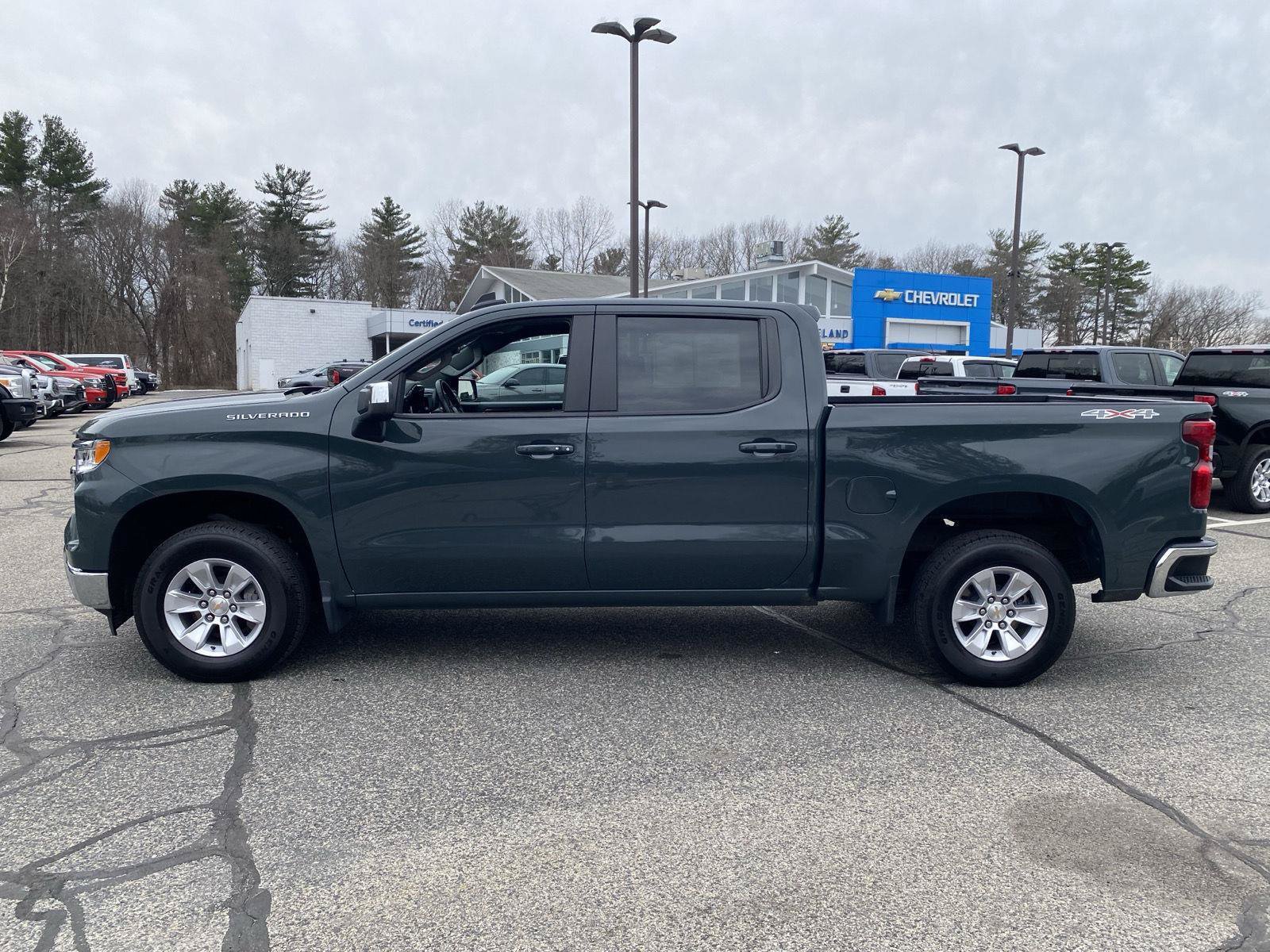 Used 2025 Chevrolet Silverado 1500 LT AWD/4WD image 4