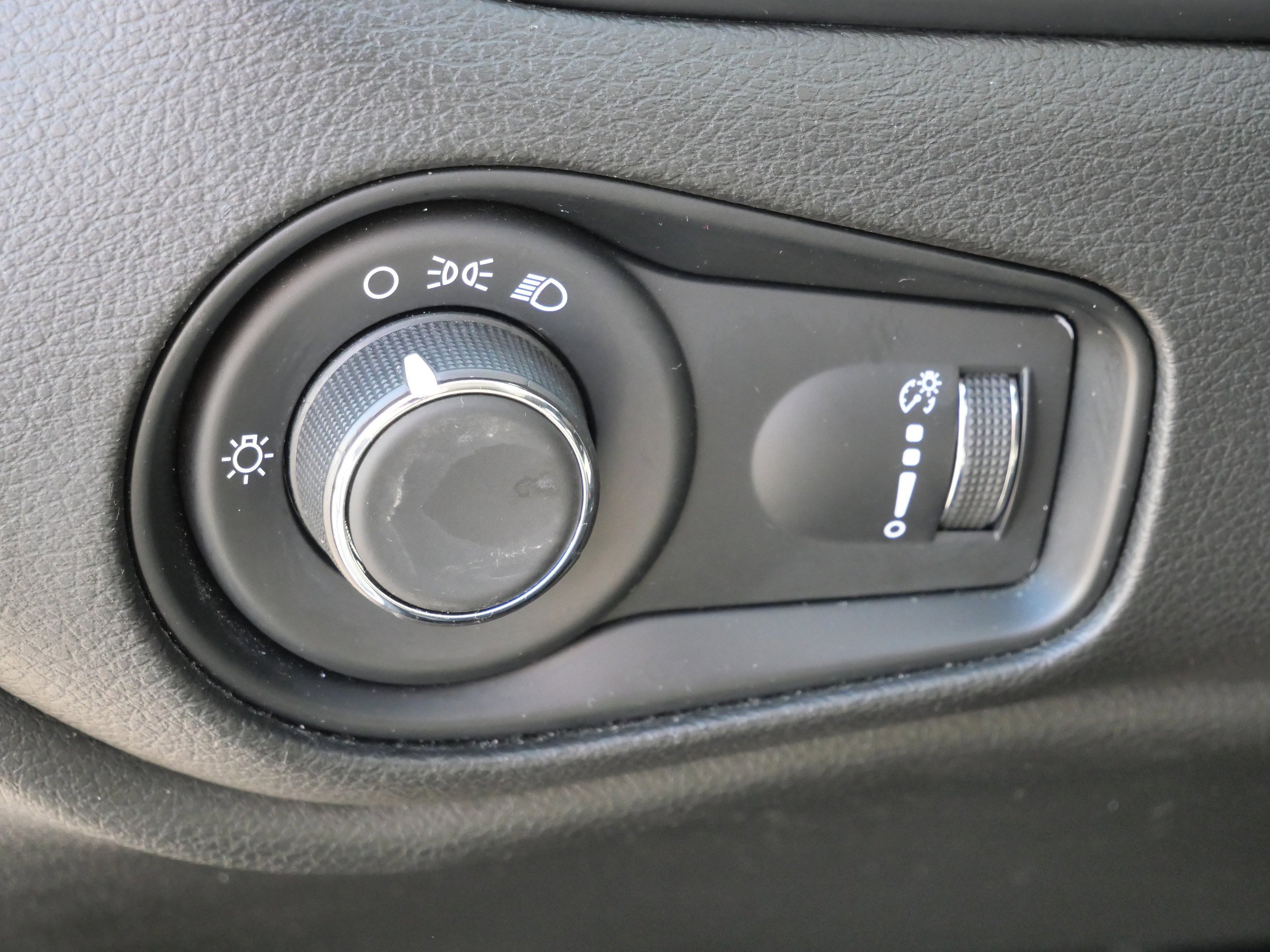 Used 2023 Jeep Renegade Latitude AWD/4WD image 21