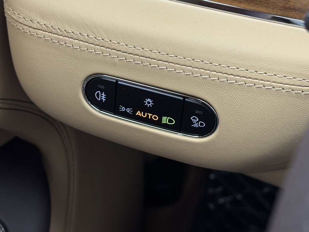 New 2024 Bentley Bentayga Plug-In Hybrid image 15