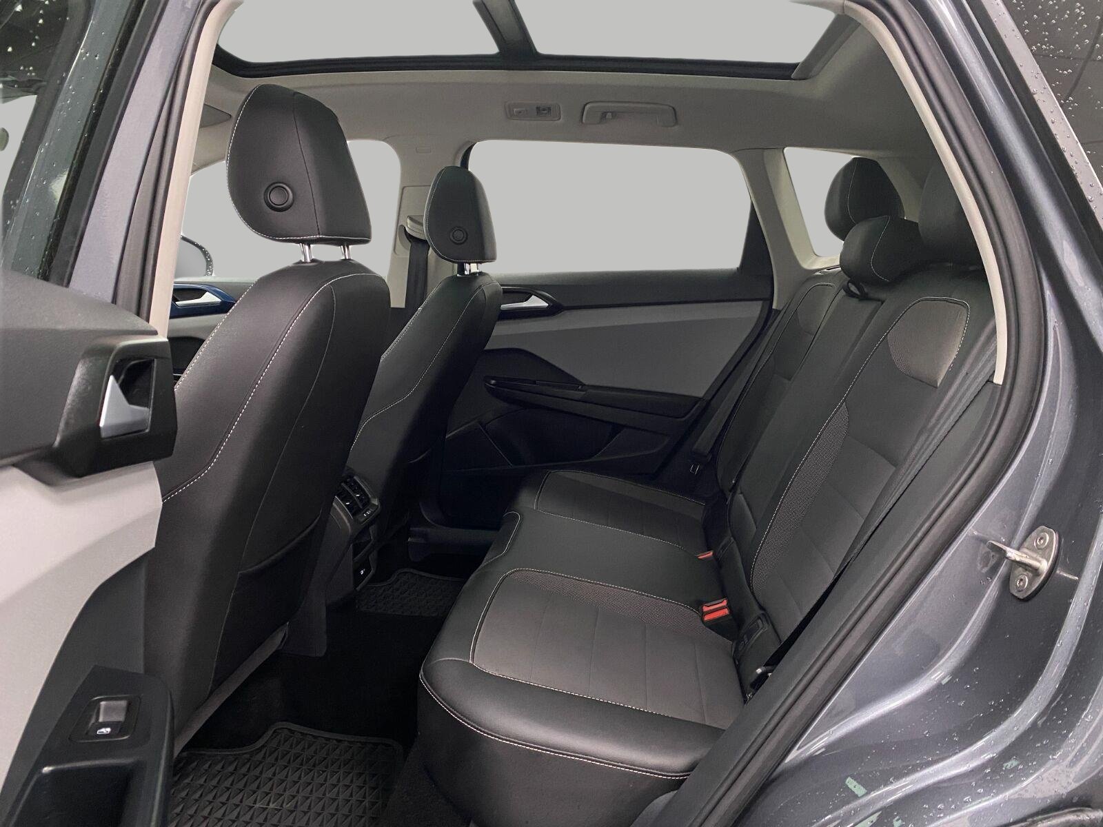 Used 2023 Volkswagen Taos SE w/ Panoramic Sunroof Package AWD/4WD image 25