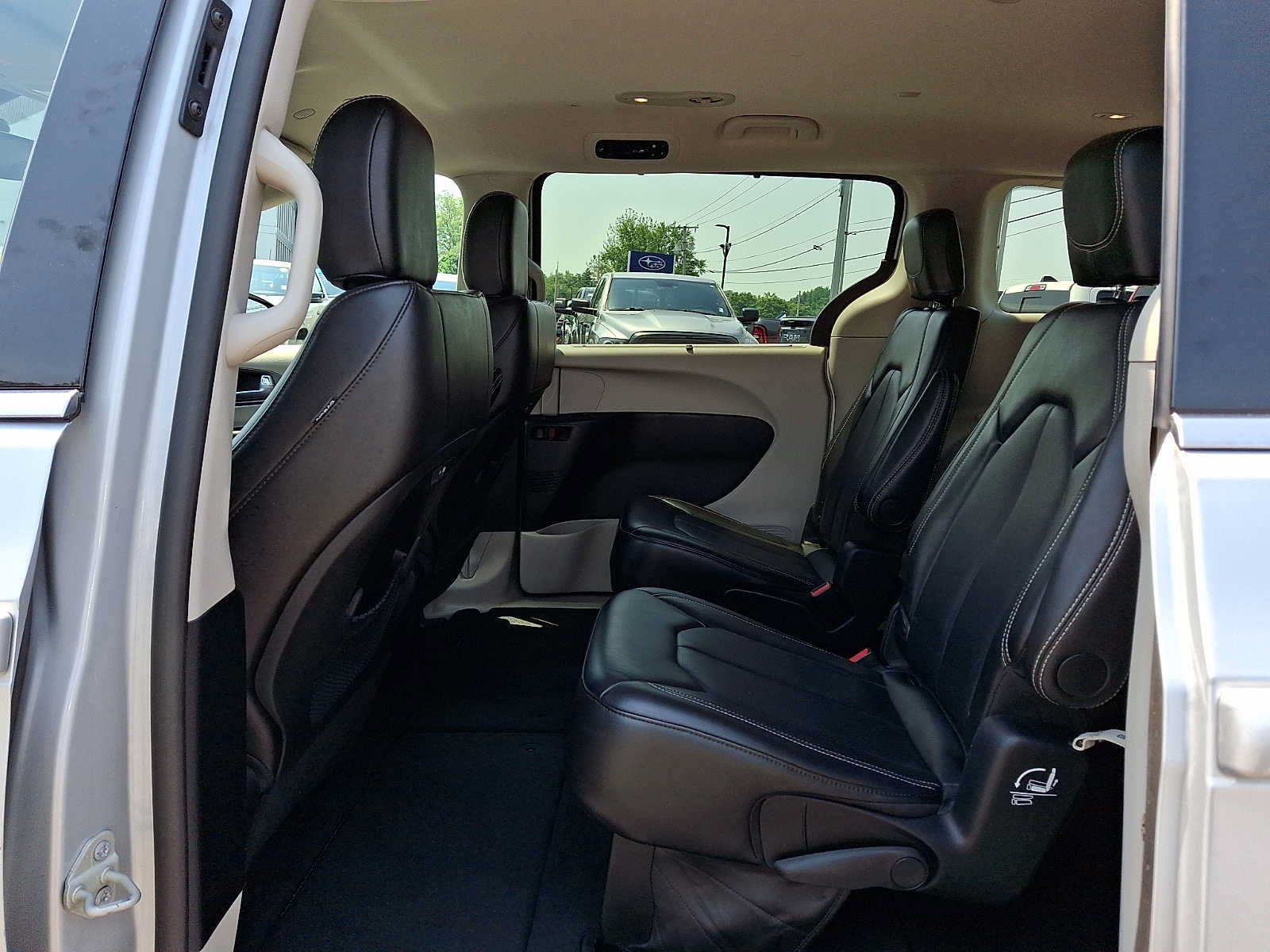 Certified 2024 Chrysler Pacifica Touring-L FWD image 11