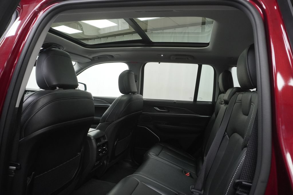 Used 2024 Jeep Grand Cherokee Limited w/ Luxury Tech Group II AWD/4WD image 20
