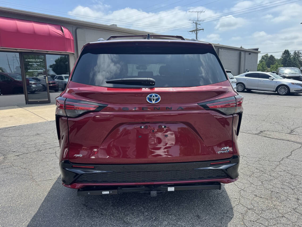 Used 2024 Toyota Sienna XSE AWD/4WD image 4
