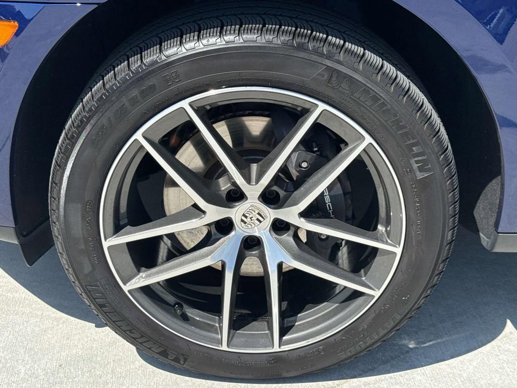 Certified 2025 Porsche Macan image 8