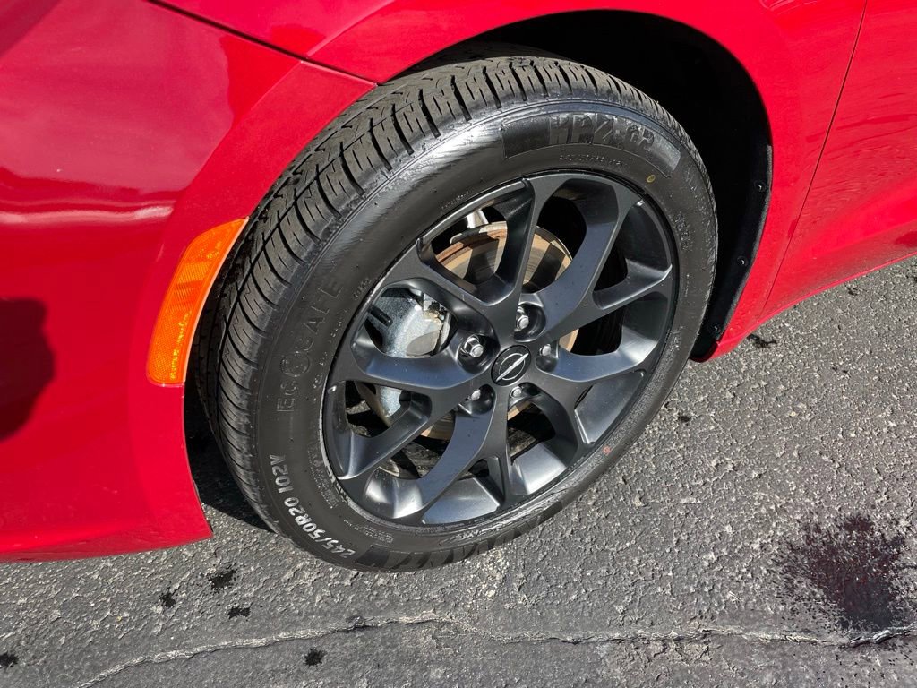 Used 2025 Chrysler Pacifica Limited image 3