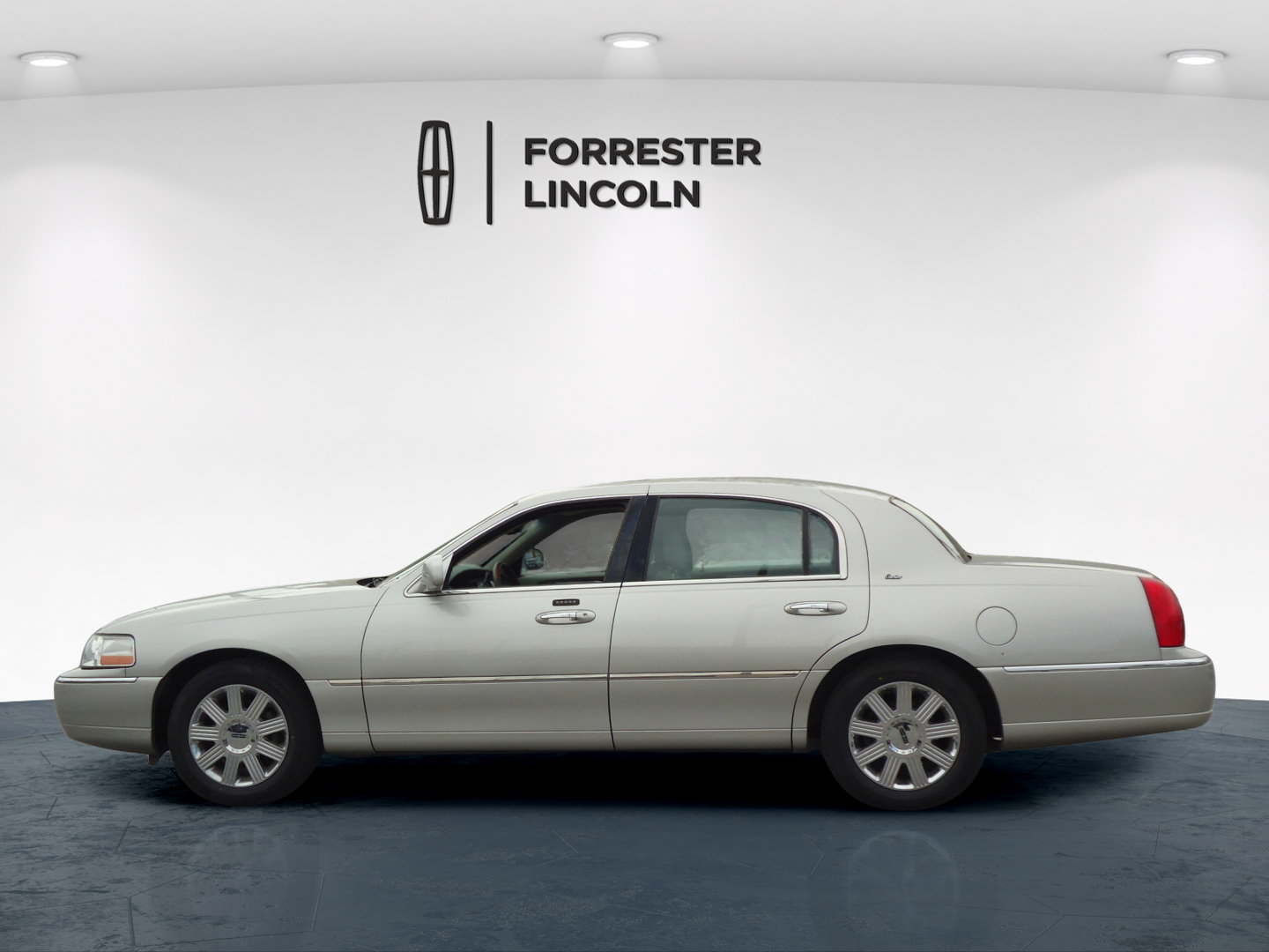 Used 2003 Lincoln Town Car Cartier RWD image 6