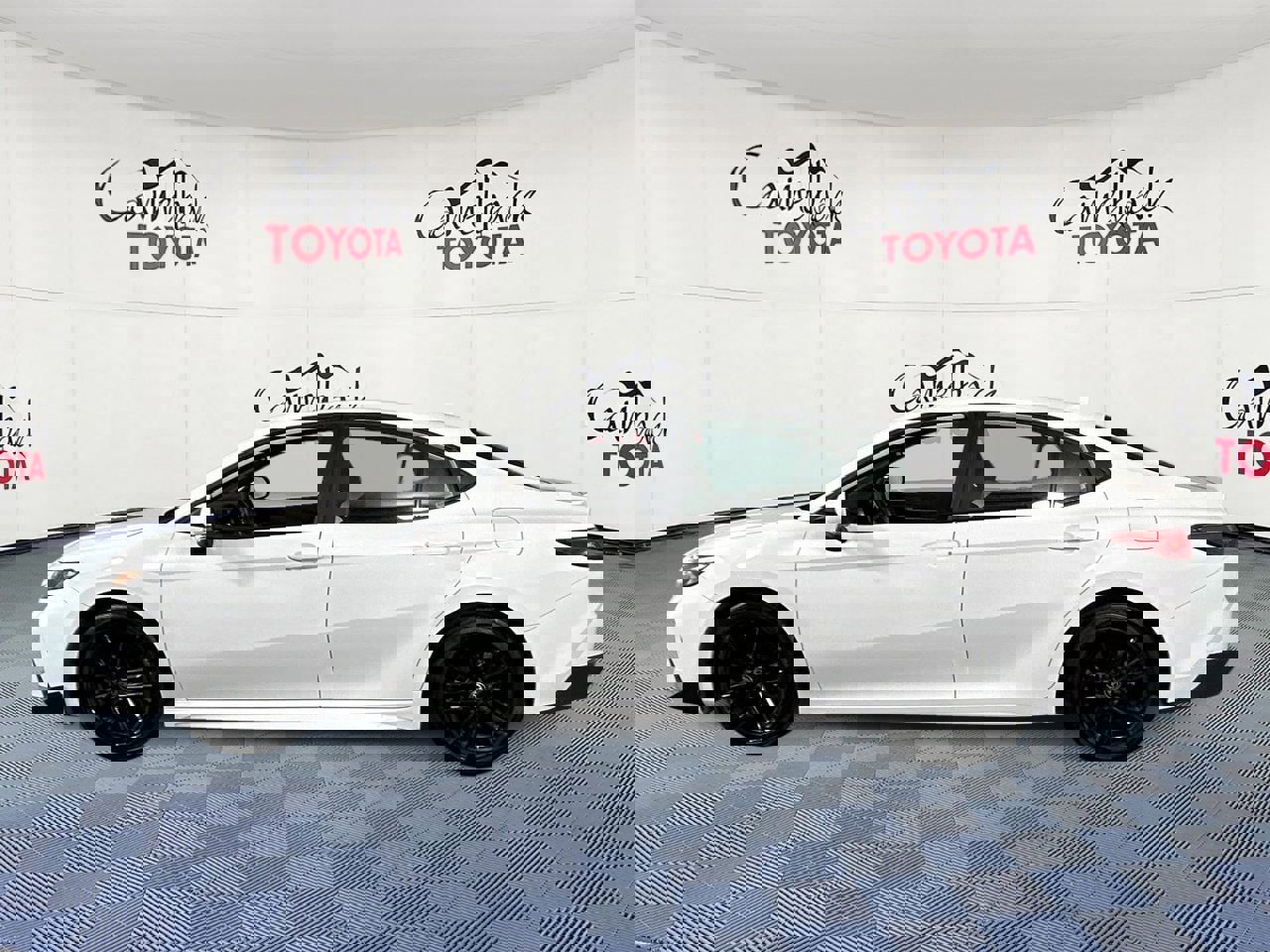 Used 2025 Toyota Camry SE image 4