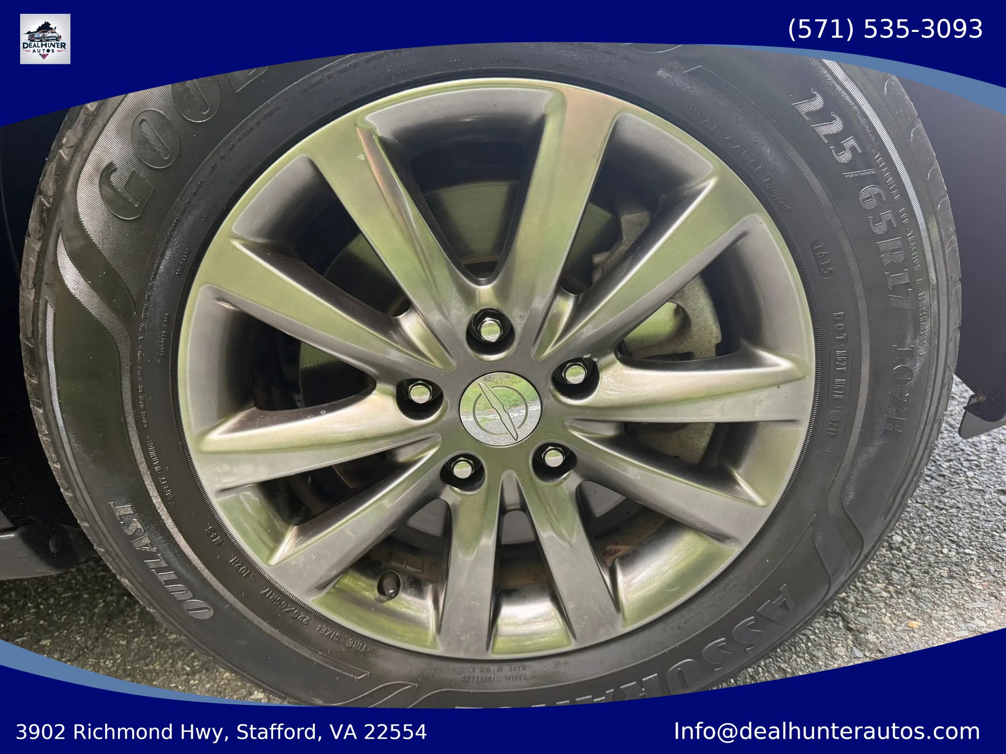 Used 2015 Chrysler Town & Country S FWD image 6
