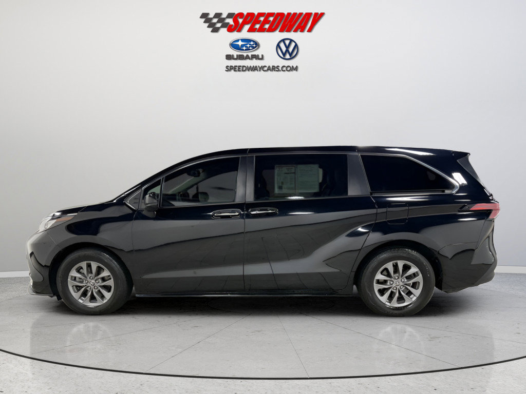 Used 2021 Toyota Sienna XLE image 4