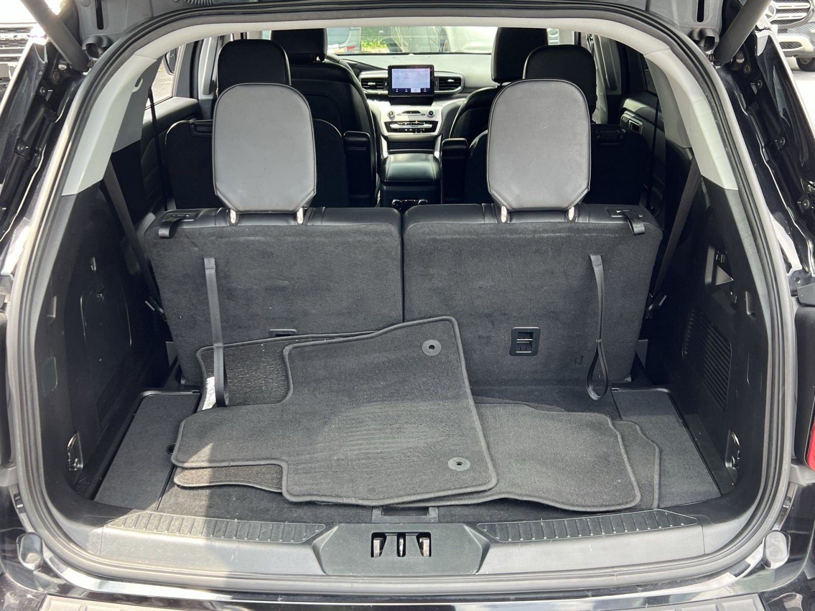 Used 2020 Ford Explorer XLT w/ Equipment Group 202A AWD/4WD image 32