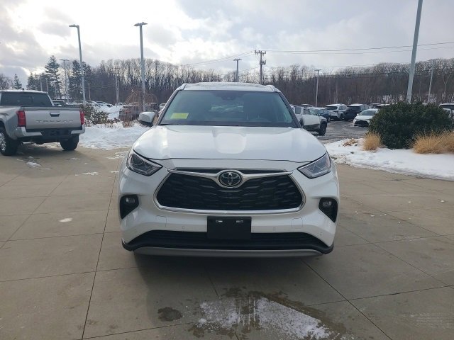 Used 2023 Toyota Highlander Platinum image 2