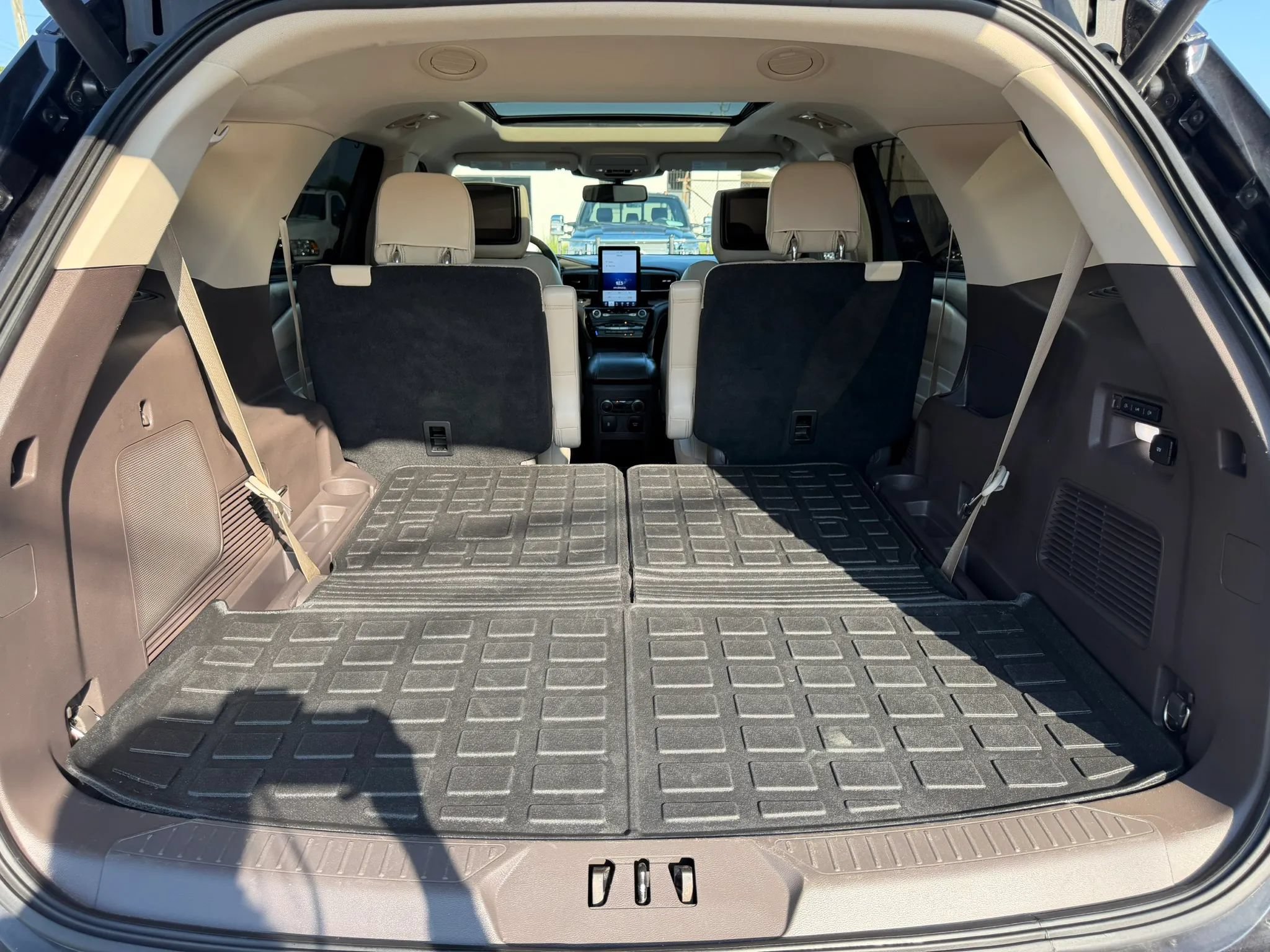 Used 2021 Ford Explorer Platinum w/ Equipment Group 601A AWD/4WD image 25