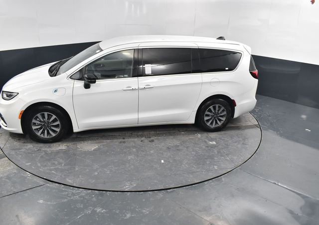 Used 2024 Chrysler Pacifica Select image 47