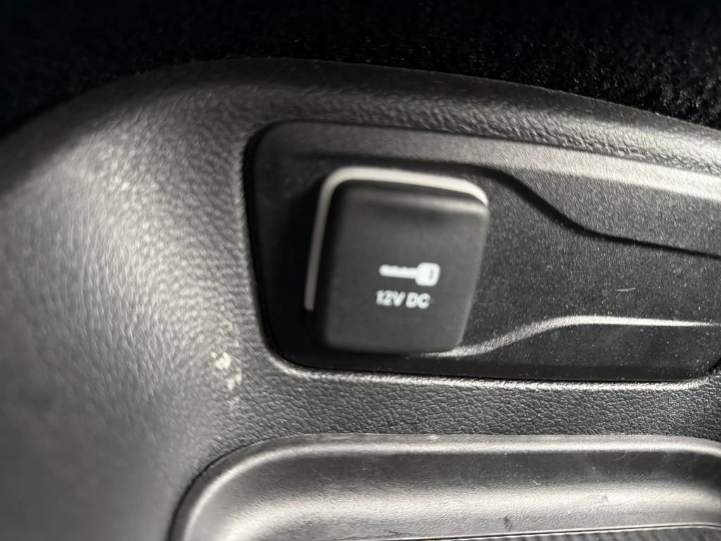 Used 2025 Chrysler Pacifica Select image 32