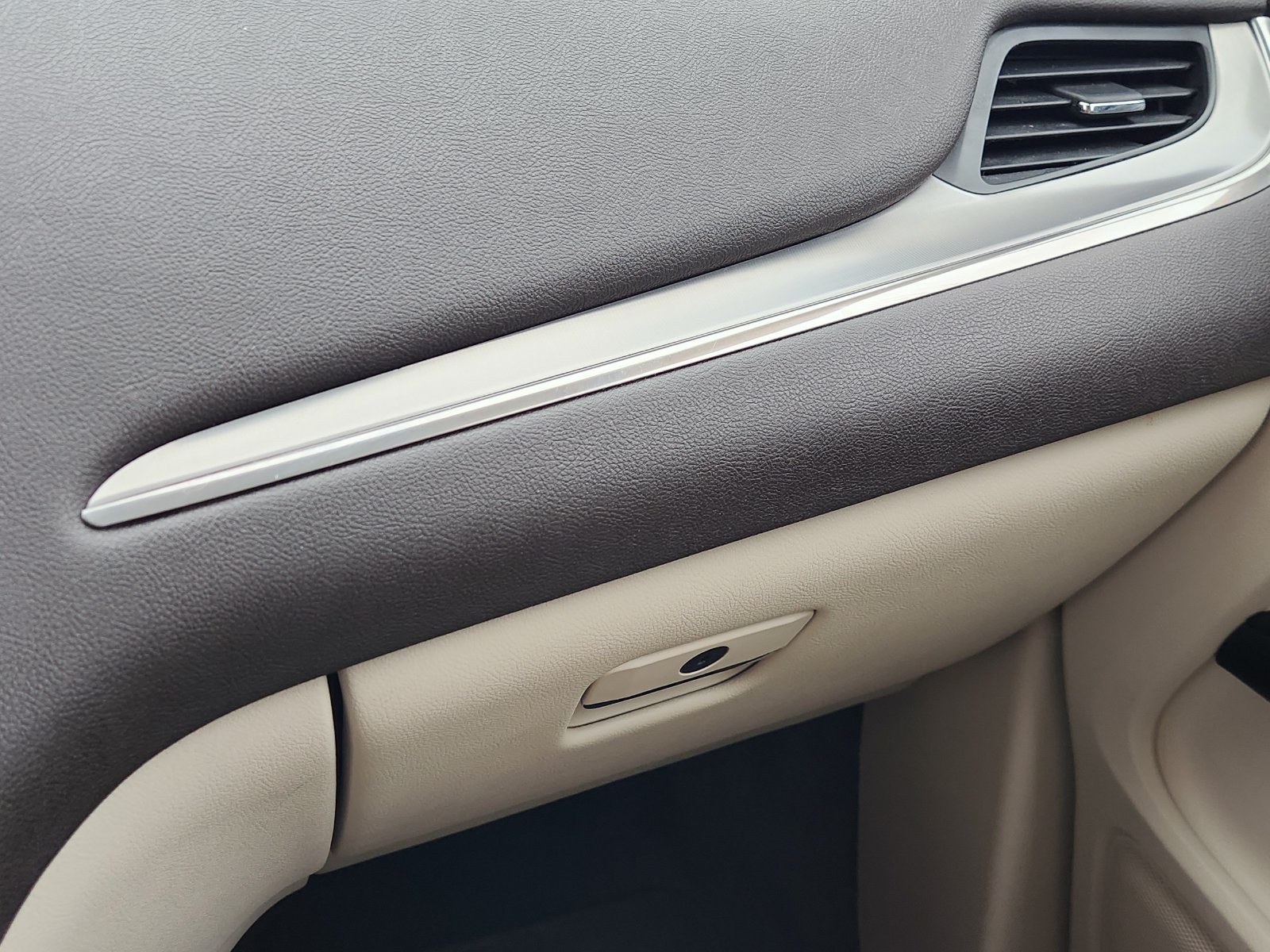 Used 2017 Lincoln MKC Premiere FWD image 23