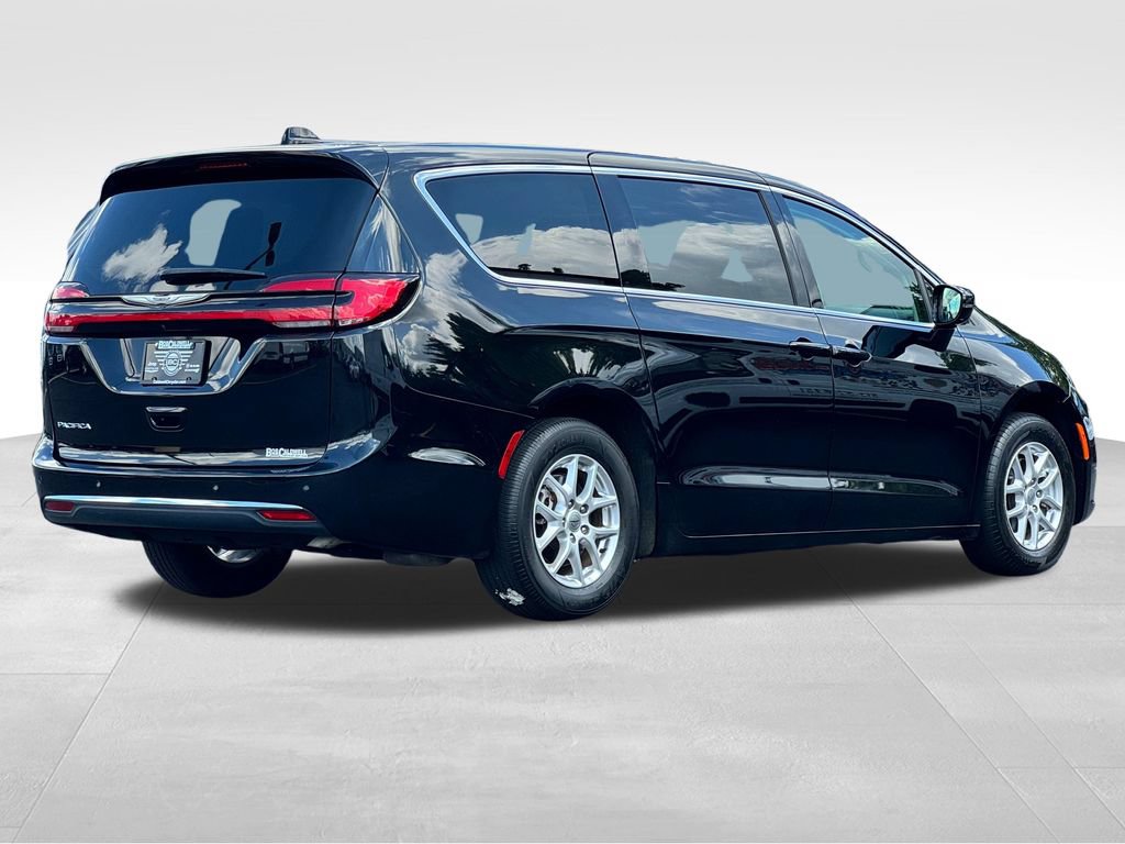 Used 2024 Chrysler Pacifica Touring-L FWD image 7