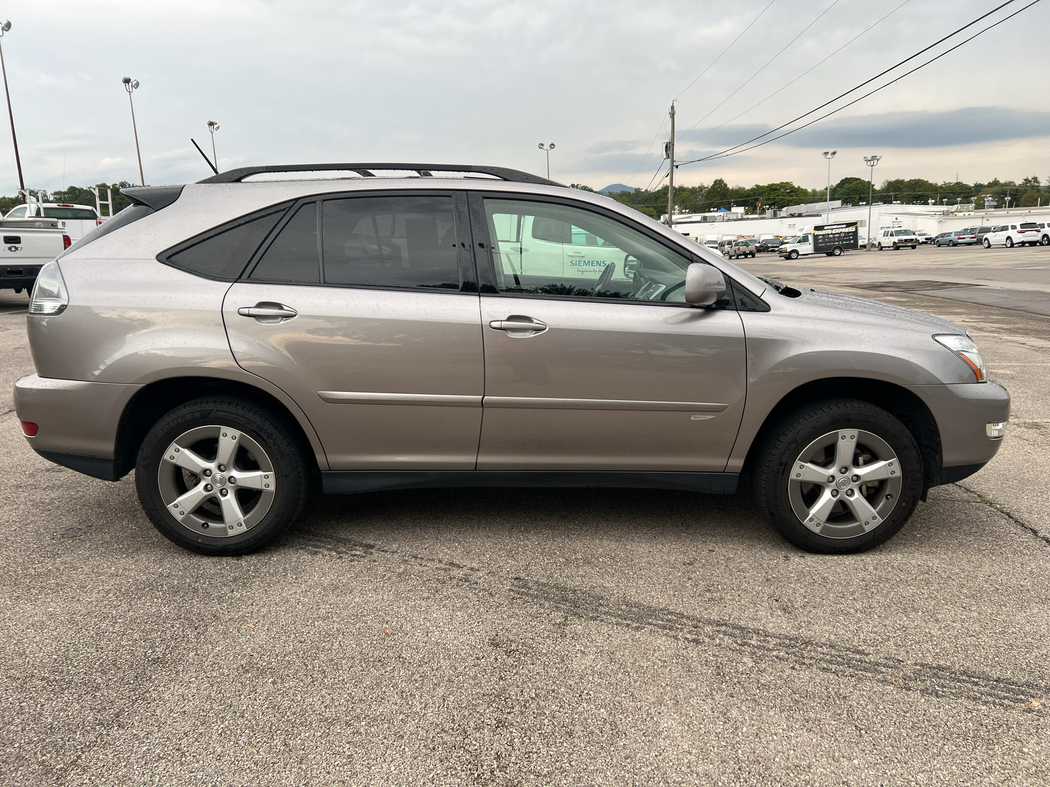Used 2005 Lexus RX 330 FWD image 2
