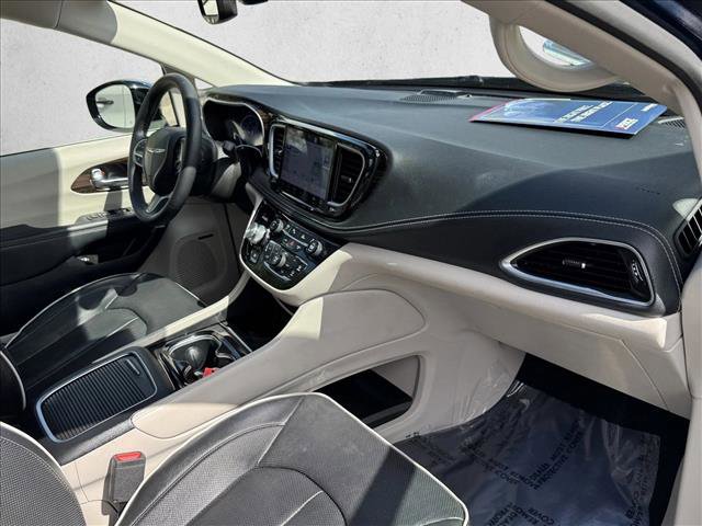 Used 2023 Chrysler Pacifica Limited w/ Uconnect Theater Family Group FWD image 22