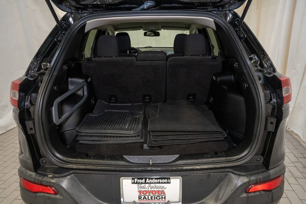 Used 2017 Jeep Cherokee Latitude image 5